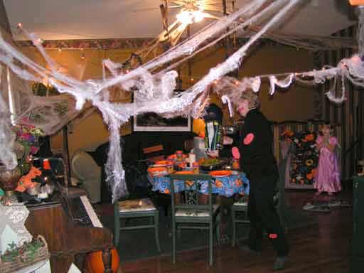 Inexpensive Halloween Party   Decorations  Recipes  Costumes and Party
