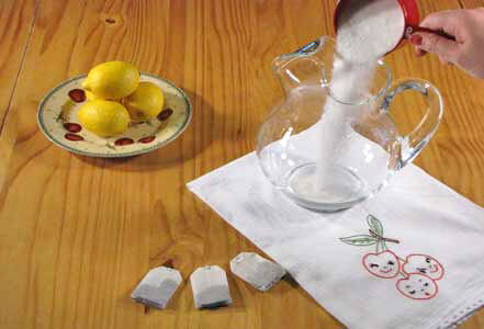 How To Make Sweet Tea Pour The Sugar