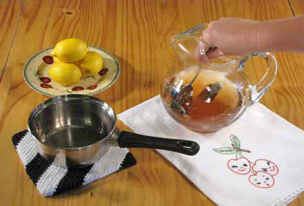 How To Make Sweet Tea - Stir The Mixture.