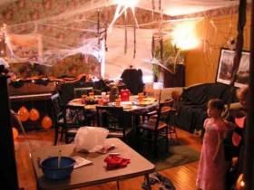 It's possible to have a fun Halloween party without spending a fortune. Here's how we had a great cheap Halloween party for 10 people that cost us just $25.