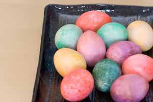 dying Easter eggs - speckled eggs