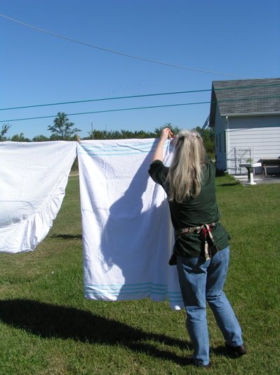 How To Hang Clothes On A Clothesline - Easy Tips, Pictures ...