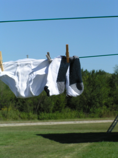https://www.livingonadime.com/wp-content/uploads/2011/02/Clothes-Hanging-17-716240.jpg
