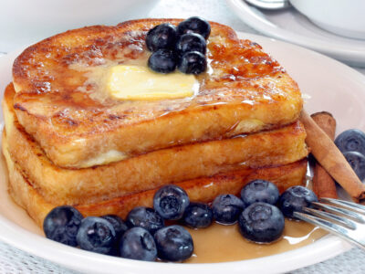 This is the BEST easy French toast recipe!! Sweet, crunchy and delicious, everyone will be begging for more! Perfect for holidays or anytime!
