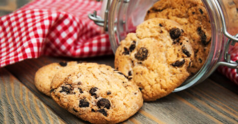 Looking for a quick and easy way to make delicious oatmeal chocolate chip cookies with ingredients you probably already have? Look no further than this recipe! With just 5 minutes of prep time, you can have a batch ready to go in no time. And once your family tastes these mouth-watering cookies, they'll be asking for more!