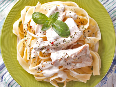 This easy chicken Alfredo recipe makes a delicious meal you can make in 10 minutes! Your family will love it and you'll save not eating out!