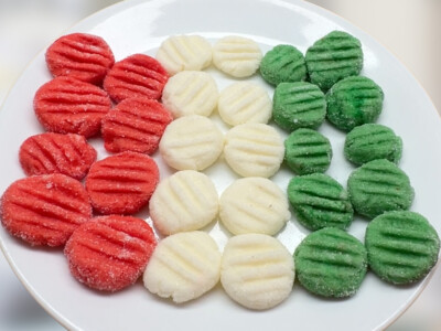 This easy cream cheese mints recipe makes soft, wedding-style mints perfect for weddings, Christmas, and other holidays! These mints are super easy to make and your family and friends will love them!