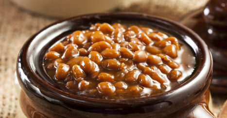 This easy baked beans recipe makes the best baked beans! A quick and easy side dish for burgers, barbecues and picnics that everyone loves!