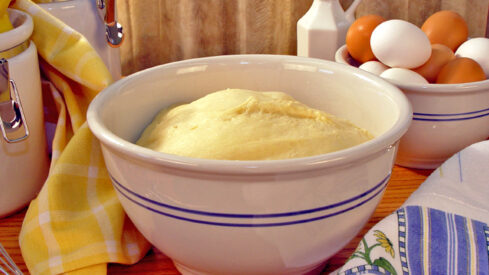 Here's an easy dinner rolls recipe you can use to make delicious homemade dinner rolls. With just 5 minutes prep time and less than $1.00 per batch, your family will love them!
