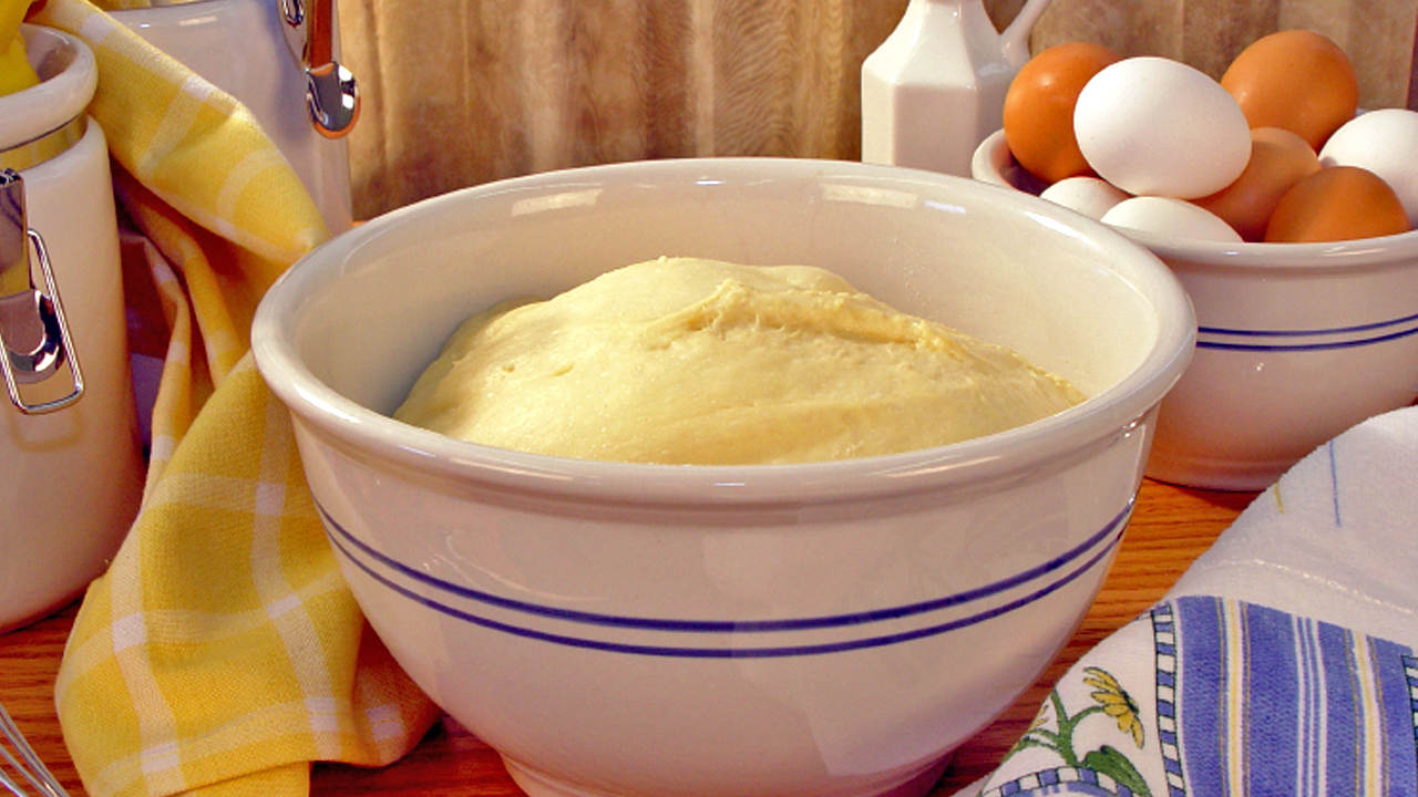 Here's an easy dinner rolls recipe you can use to make delicious homemade dinner rolls. With just 5 minutes prep time and less than $1.00 per batch, your family will love them!