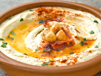 Learn how to make hummus with this easy hummus recipe that you can make in just 5 minutes! This smooth and delicious hummus is perfect for dipping veggies, pita bread, spreading on sandwiches and more!