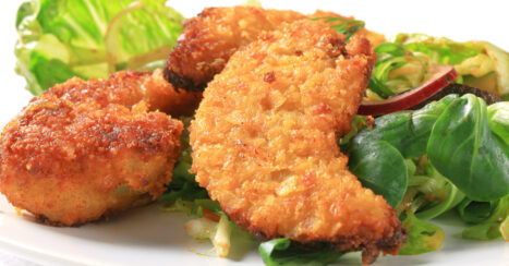 This easy oven fried chicken recipe with biscuits is a super easy way to make yummy fried chicken your family will love! It’s a cheap and easy meal and my teenagers love it so much, they always ask for more!