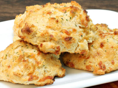 This easy garlic cheese biscuits recipe is super yummy and tastes like the garlic biscuits at Red Lobster. 5 minutes easy prep and then bake!