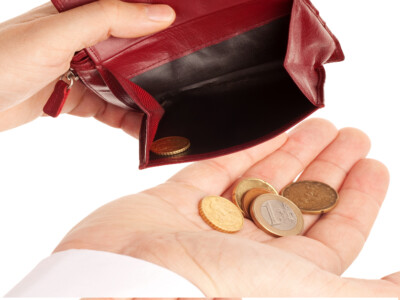 Some of the most common goals people have are to get organized and get out of debt but it can be difficult to know how to start. These easy tips will help!