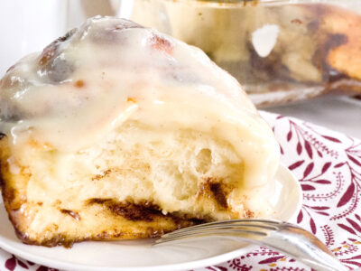 If you've been missing your favorite cinnamon rolls and are on a gluten free diet, this gluten free cinnamon roll muffins recipe is perfect for you. These muffins are gluten-free and will surely satisfy your craving for cinnamon rolls. They are incredibly easy to make and take only 5 minutes of your time. Enjoy the delicious taste of cinnamon rolls without worrying about gluten!