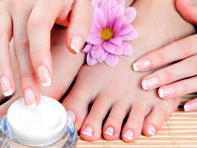 How to easily heal dry feet and cracked heels. This easy treatment provides good results, with significant improvement on the first day!