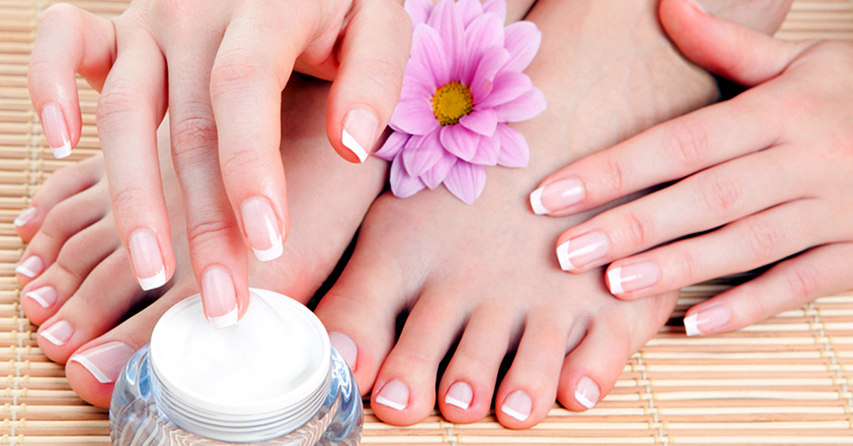 How to easily heal dry feet and cracked heels. This easy treatment provides good results, with significant improvement on the first day!