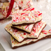 Peppermint bark is a Christmas candy recipe that is super tasty and easy to make, starting with just 2-3 ingredients! This is one of those Christmas candies that is easy to adapt to your mood and your guests! You can also easily make tasty variations with almonds, chocolate, peanut butter and more!