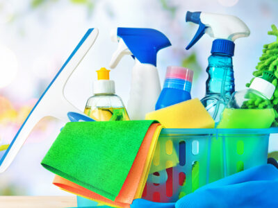 Use this easy room by room cleaning checklist to make cleaning quick, easy and efficient! By organizing your cleaning supplies efficiently, keeping cleaning equipment where it's easy to access and having a plan to get it done efficiently, you'll be able to get the cleaning done fast!