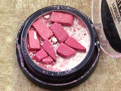 Have you ever broken a favorite makeup, but hesitated to throw it away? Did you know you can fix broken makeup in 30 seconds? Here's an easy way to fix it!