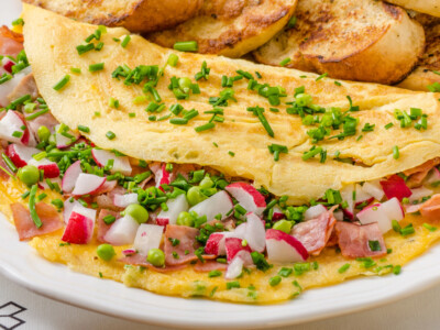 Want to learn how to make a perfect omelet at home? This easy omelet recipe makes it simple to create delicious, restaurant-quality omelets in your own kitchen! It’s quick, budget-friendly, and easy to customize with your favorite ingredients.