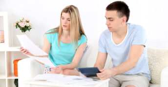 Easy ideas for how to stick to a budget! It can be difficult to stick to a budget, especially since people usually make it more complicated than it needs to be. These easy tips will help you get your family budget on track and get your spending under control!