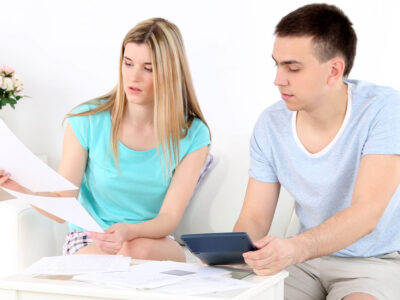 Easy ideas for how to stick to a budget! It can be difficult to stick to a budget, especially since people usually make it more complicated than it needs to be. These easy tips will help you get your family budget on track and get your spending under control!