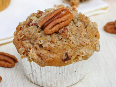 This quick and easy pecan pie muffins recipe is easy to make and tastes just like homemade pecan pie! It 's convenient and great for lunches and parties!