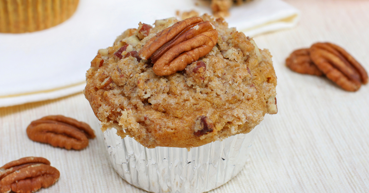 This quick and easy pecan pie muffins recipe is easy to make and tastes just like homemade pecan pie! It 's convenient and great for lunches and parties!