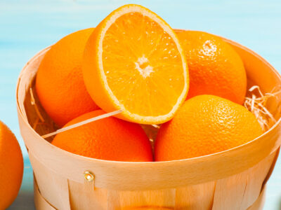 Do you have a bunch of extra oranges and are wondering what to do with them? Here are 8 easy ideas and recipes using oranges that you're sure to love!