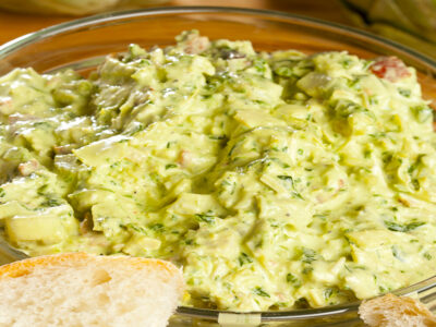 This easy spinach artichoke dip recipe makes a delicious dip great for parties and other get-togethers! Quick, easy to make and simply yummy!